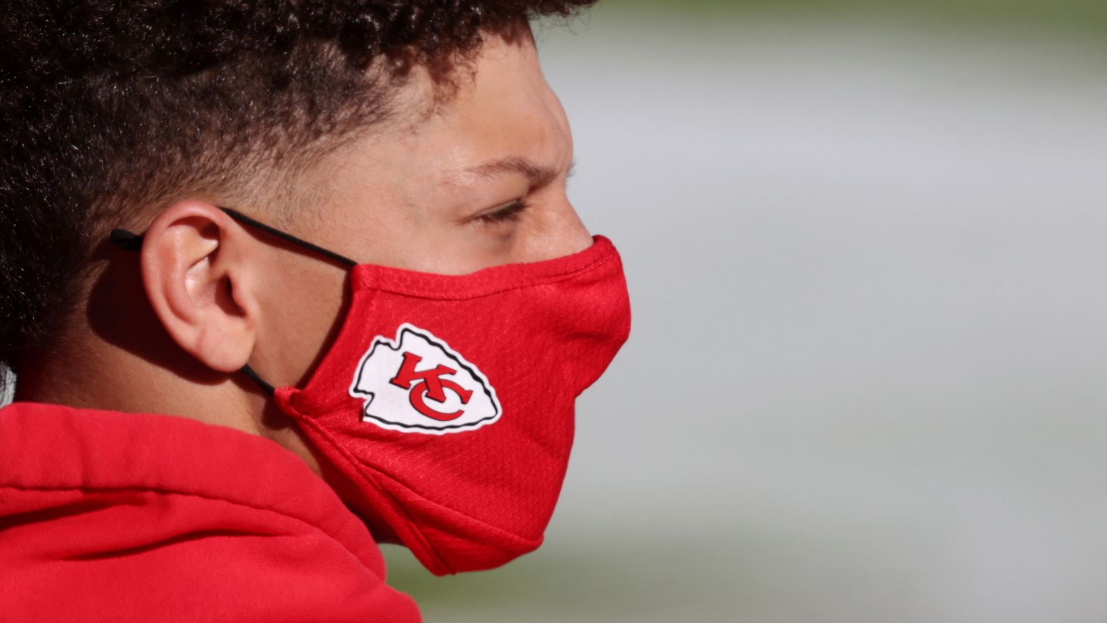 patrick mahomes in red background facing one side wearing white sports  dress hd sports-HD Wallpapers, HD Wallpapers