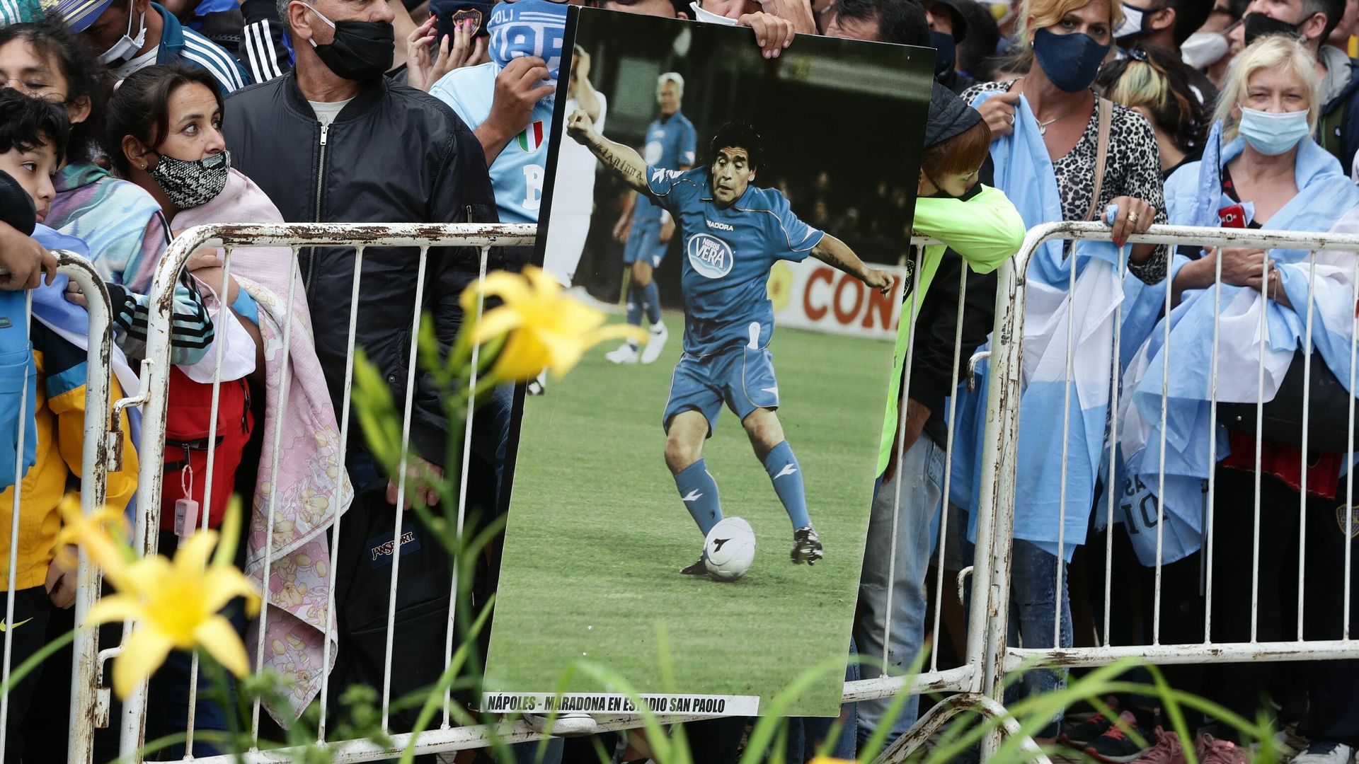 Thousands in Argentina pay respects to Maradona