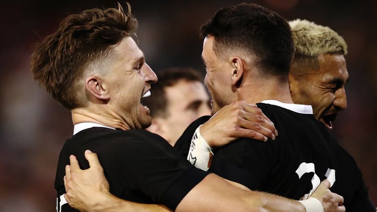 New Zealand bounced back from two straight defeats with a comfortable 38-0 win over Argentina in Round 5 of the Tri-Nations.