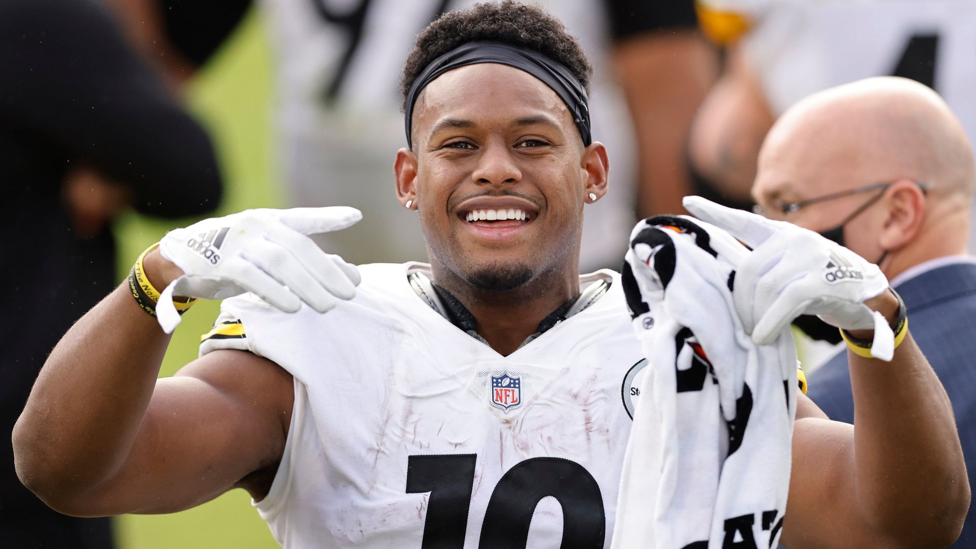JuJu agrees to stop dancing on team logos