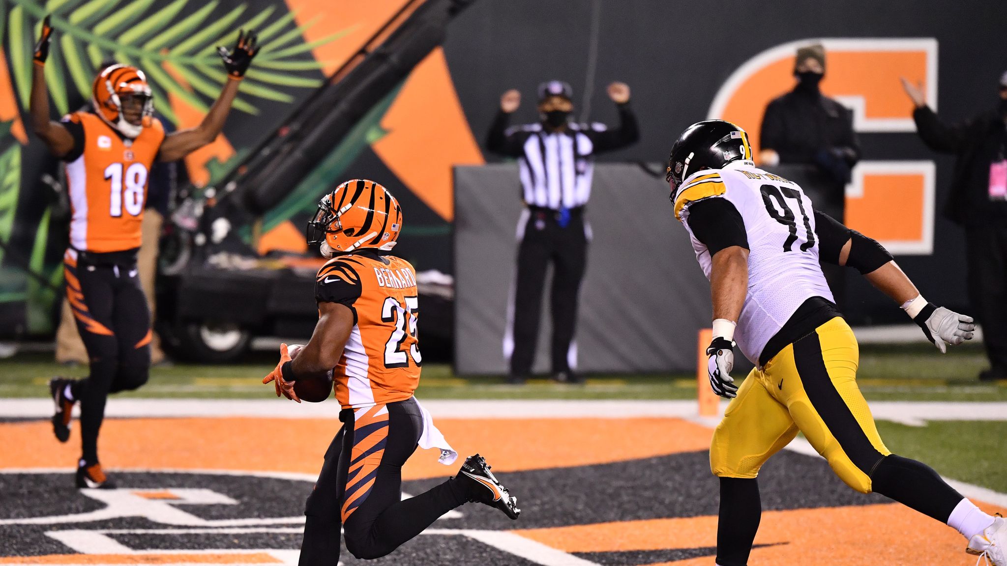 Cincinnati Bengals 27-17 Pittsburgh Steelers: Giovani Bernard's two  touchdowns leads Bengals to win, NFL News