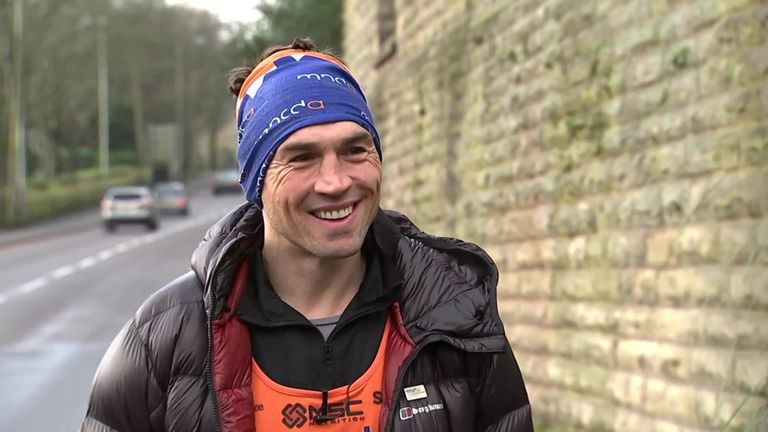 Sinfield merasa 'benar-benar kewalahan' setelah mengumpulkan lebih dari £1 juta untuk Asosiasi Penyakit Motor Neurone dengan menyelesaikan tujuh maraton dalam tujuh hari ke Burrow