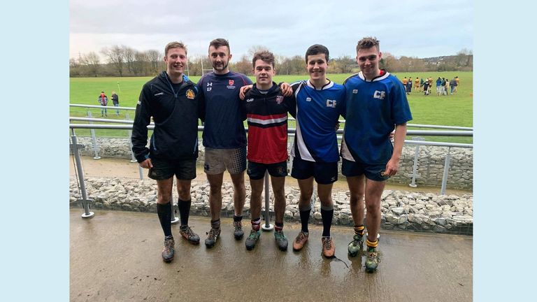 Los equipos masculinos de rugby de la universidad estuvieron entre los que mostraron  su apoyo al llevar cordones Rainbow.