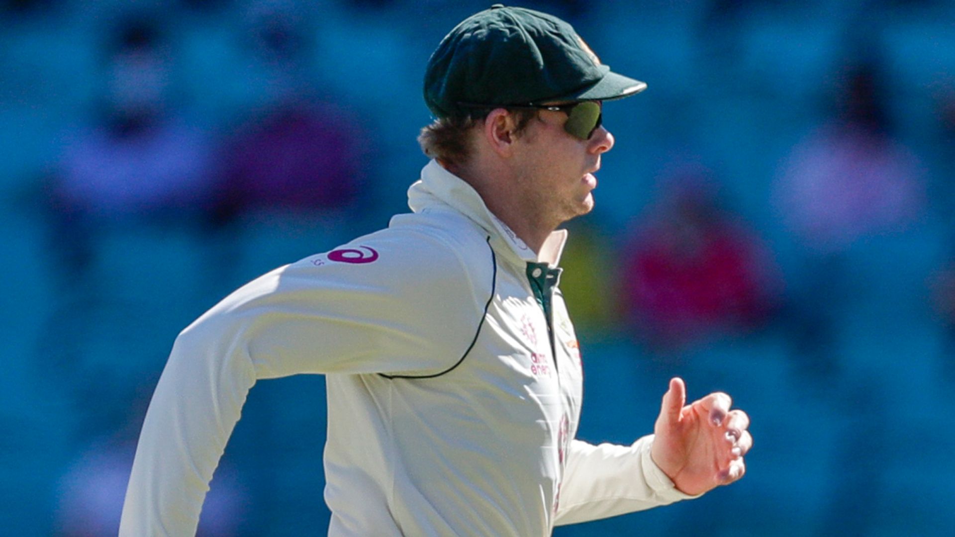 Smith criticised after appearing to remove Pant's guard
