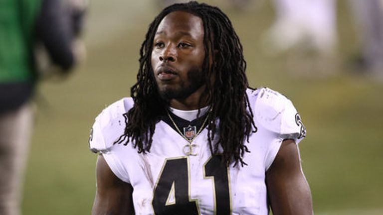 The New Orleans Saints' 187 Orleans run back Alvin Kamara for 932 yards and 16 touchdowns at the top of the season, tied for first time in the NFL