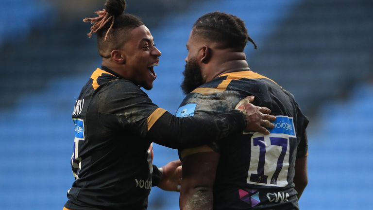 Wasps' Paolo Odogwu (left) congratulates Simon McIntyre after the prop's try