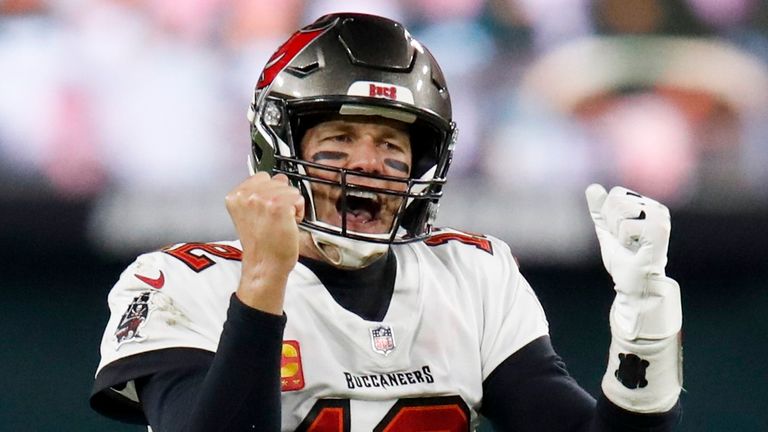 El mariscal de campo de los Tampa Bay Buccaneers, Tom Brady, celebra después de ganar el Juego de Campeonato de la NFC (AP Photo / Matt Ludtke)