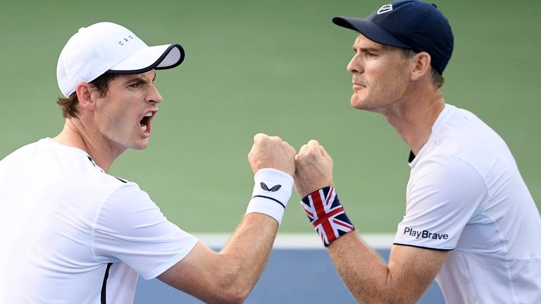 Andy Murray (à gauche) a été exclu de l'équipe britannique de Coupe Davis avec son frère Jimmy