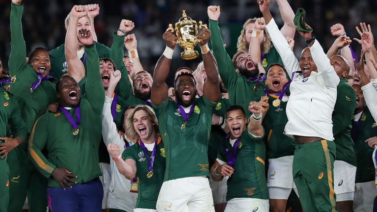 La Sud-Africaine Siya Kolisi soulève le trophée alors que l'Afrique du Sud remporte la Coupe du monde de rugby 2019                                                                                       