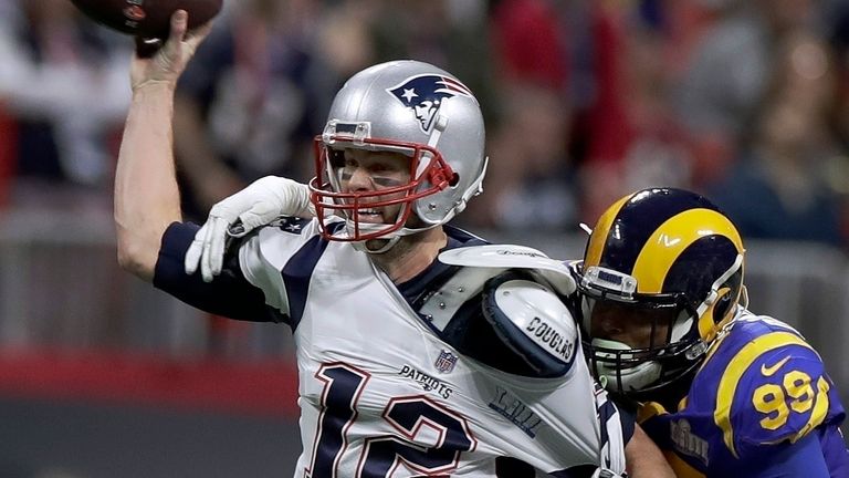 Tom Brady di bawah tekanan dari Aaron Donald dalam kemenangan Super Bowl Patriots dengan skor rendah atas Rams