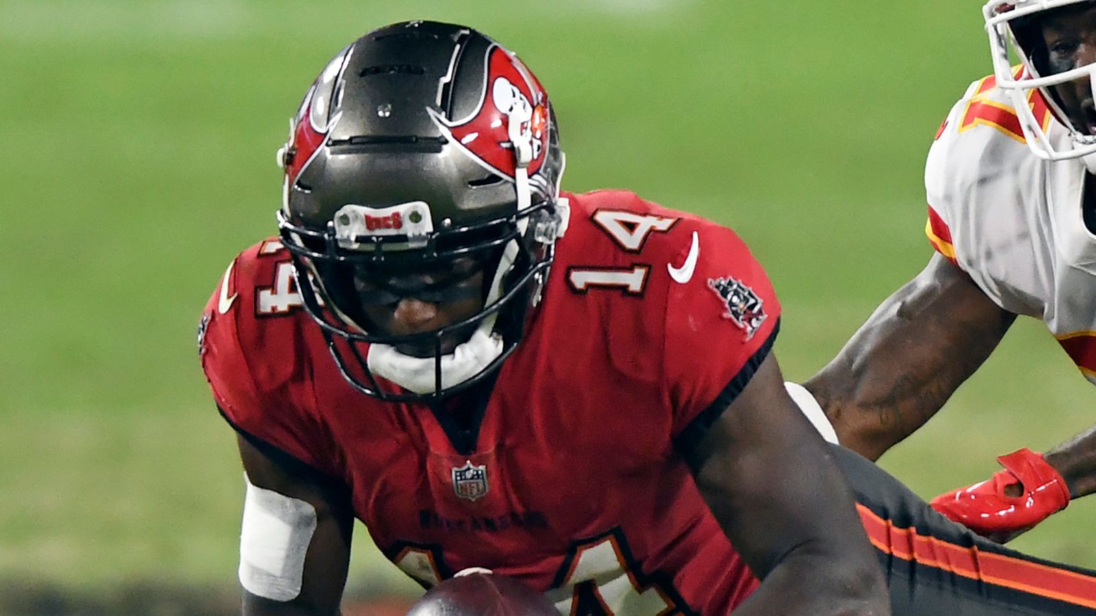 Tampa Bay Buccaneers re-sign Lavonte David for 2 years, $25M