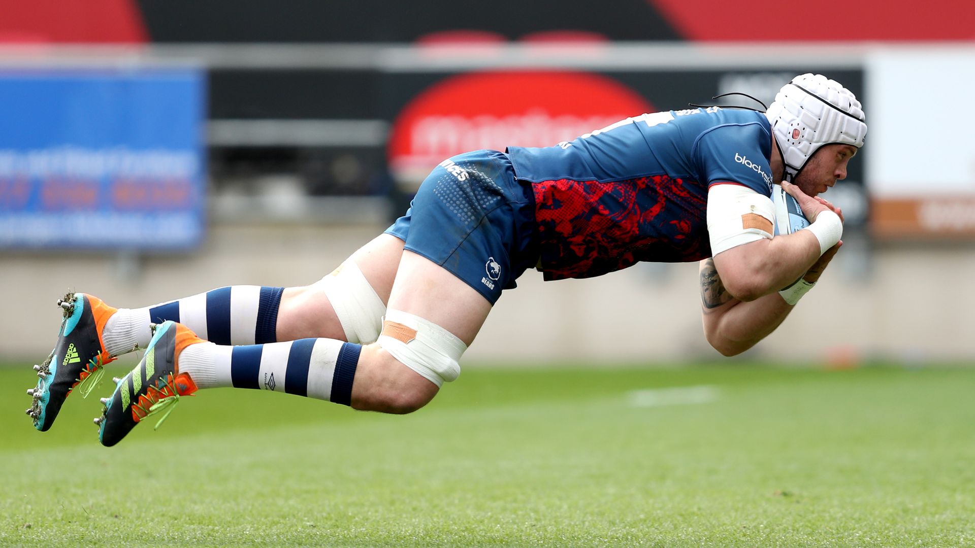 Premiership: Bristol win late on to extend lead at top