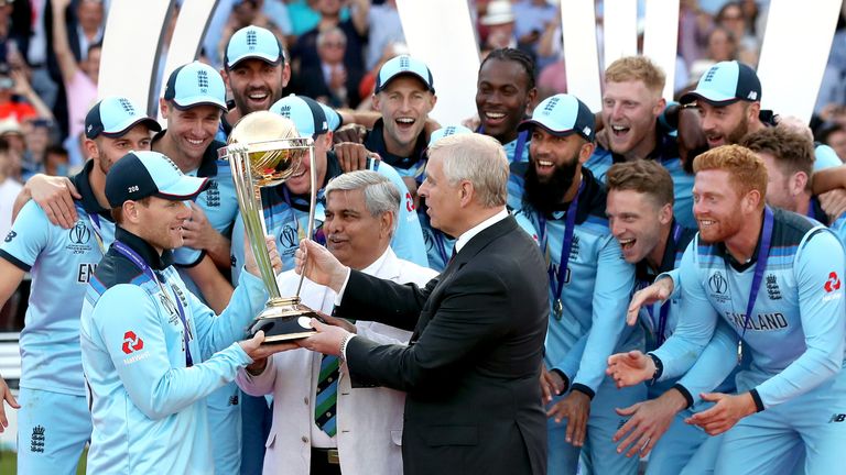 Le prince Andrew (à droite) présente la Coupe du monde ICC à l'Anglais Eoin Morgan chez Lord's en 2019