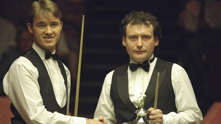 Stephen Hendry (à gauche) et Jimmy White (à droite) se rencontreront lors du premier tour de qualification du Championnat du monde de snooker