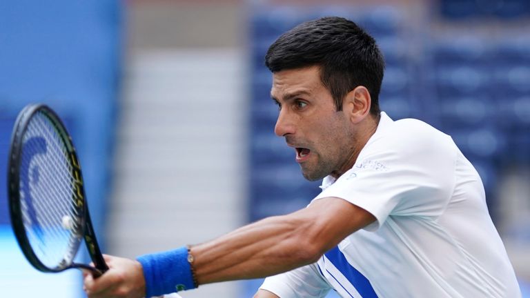 Le numéro un mondial Novak Djokovic a subi une déchirure musculaire lors de la victoire au troisième tour de l'Open d'Australie contre Taylor Fritz 