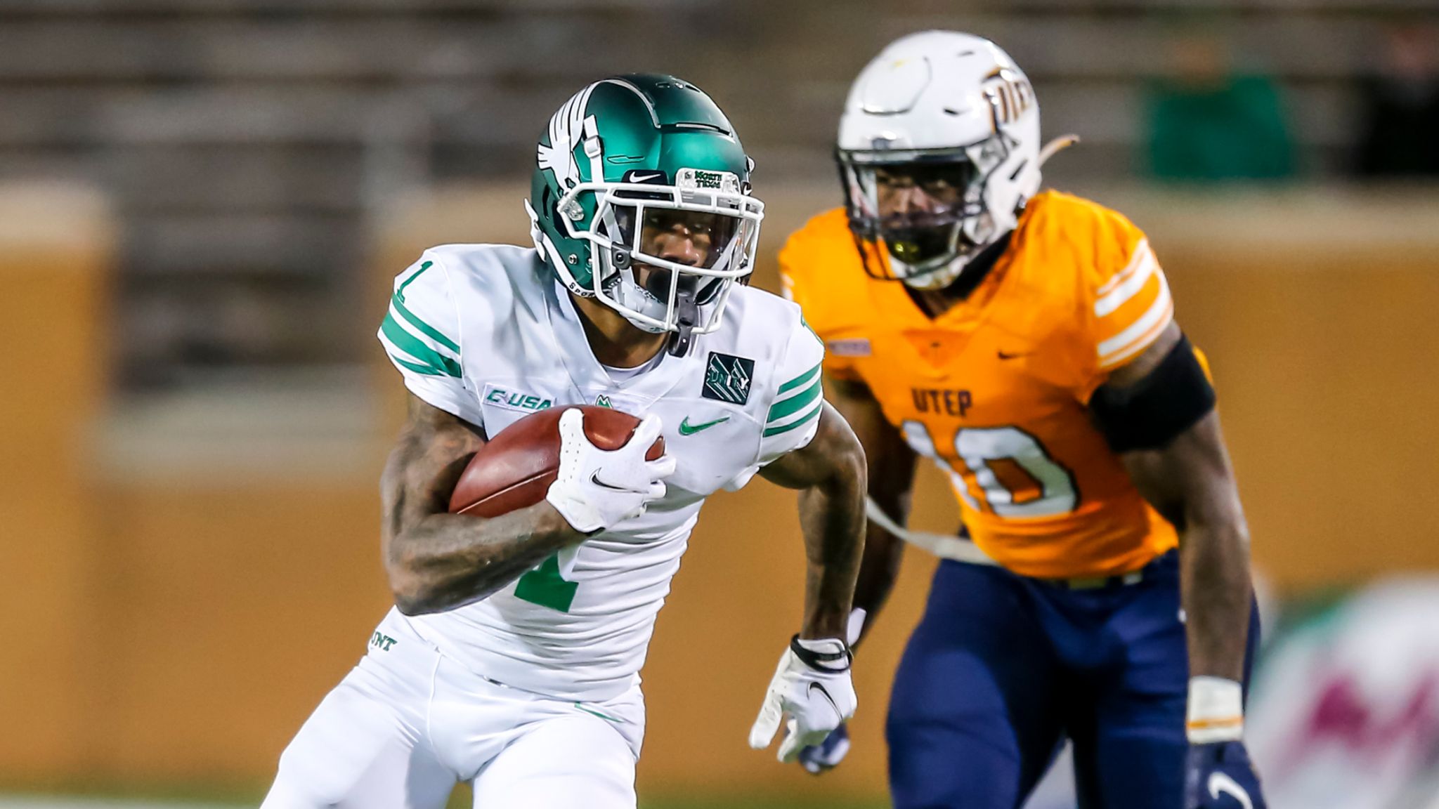 Jaelon Darden Makes One Handed Catch