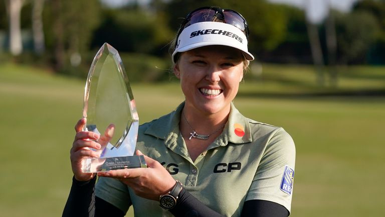 Brooke Henderson posa con su trofeo tras ganar el Hugel-Air Premia LA Open de la LPGA en Wilshire Country Club