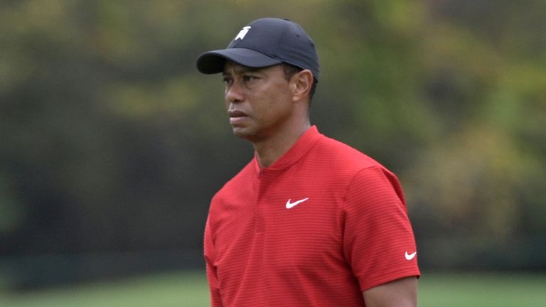 Tiger Woods pulih di rumahnya di Florida setelah kecelakaan mobilnya pada Februari