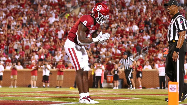 Sermon thanks the Oklahoma crowd after a touchdown run against the South Dakota Coyotes in 2019. (Photo by David Stacy/Icon Sportswire)