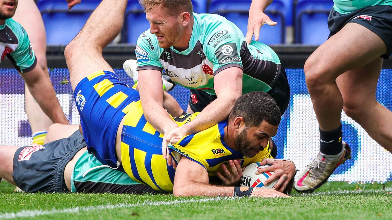 Warrington Wolves 50 26 Hull Kr Greg Inglis Scores Debut Try In Super