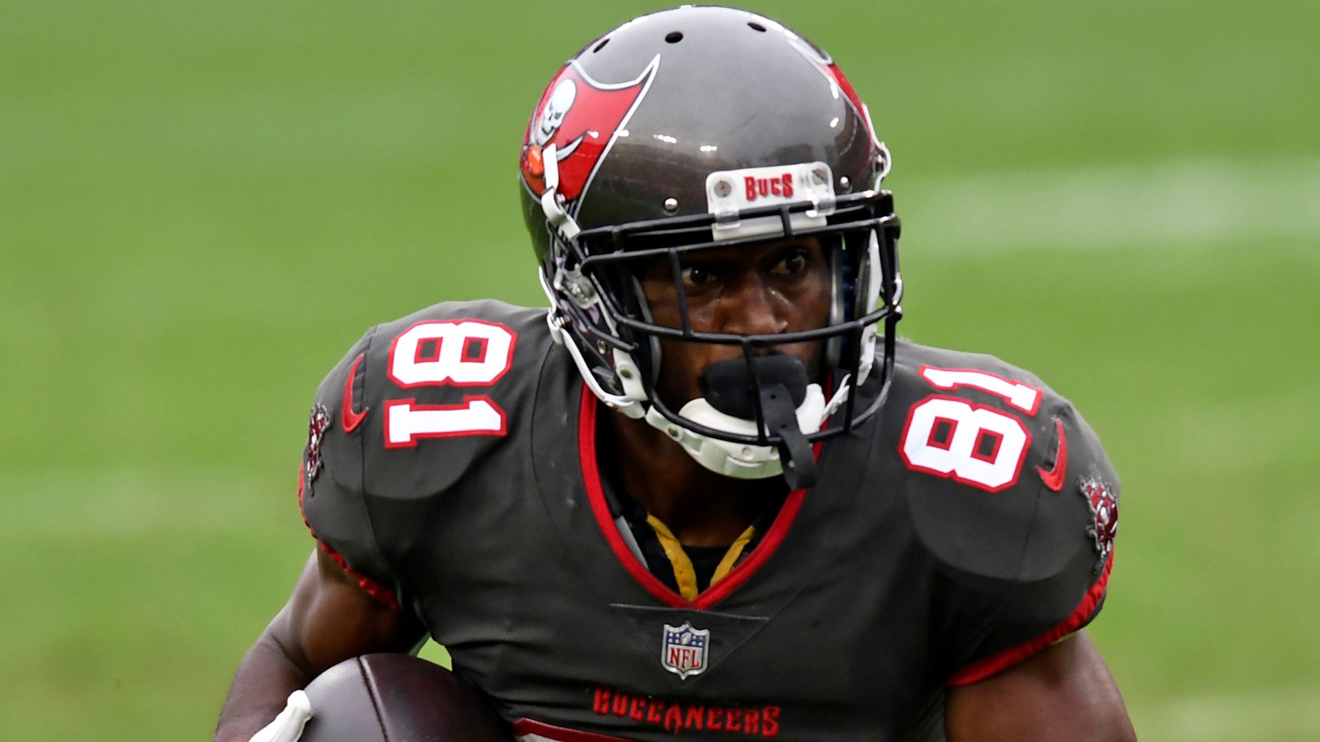 Brown passes physical to make Bucs deal official