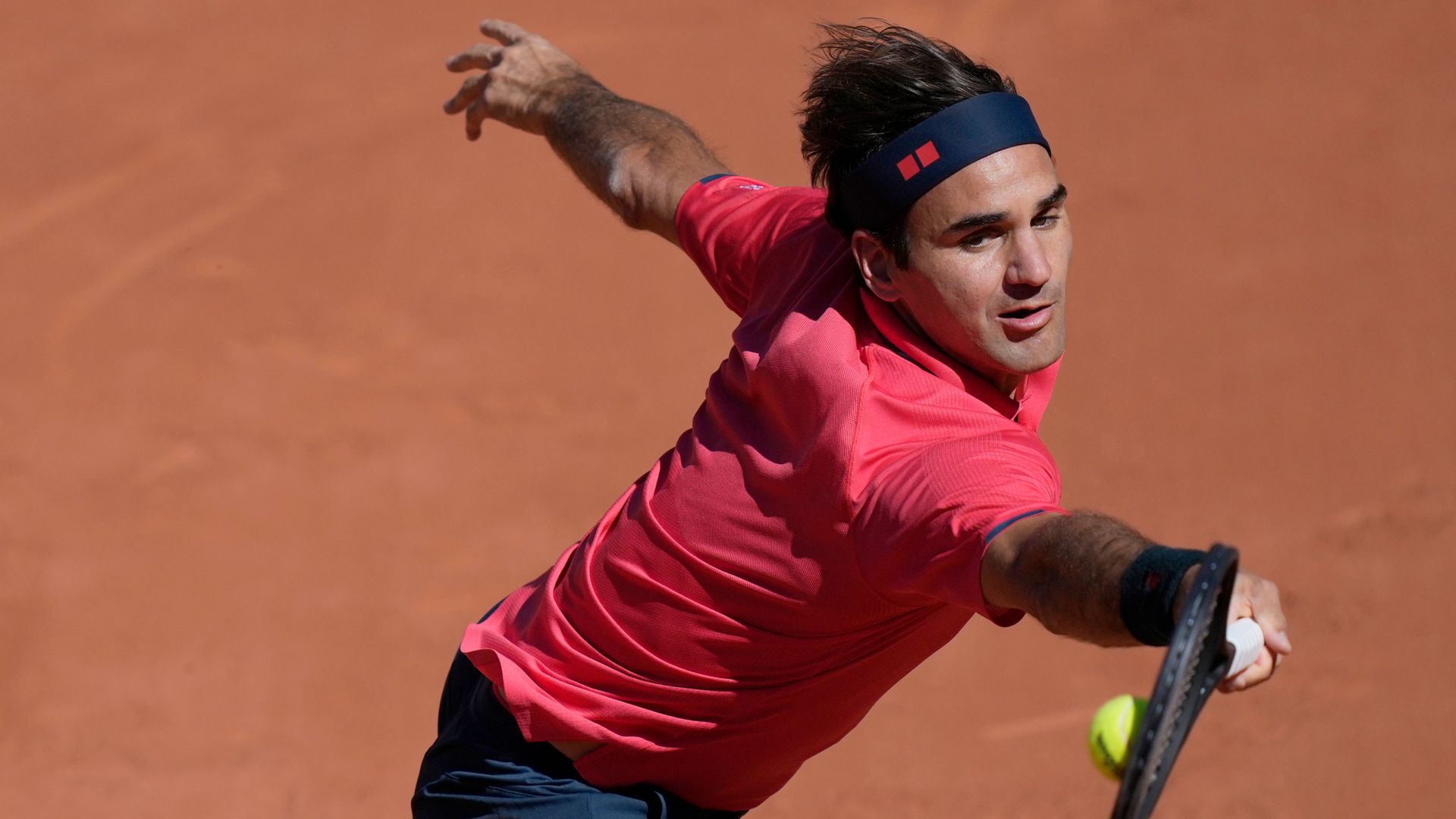 Federer storms through on Grand Slam return