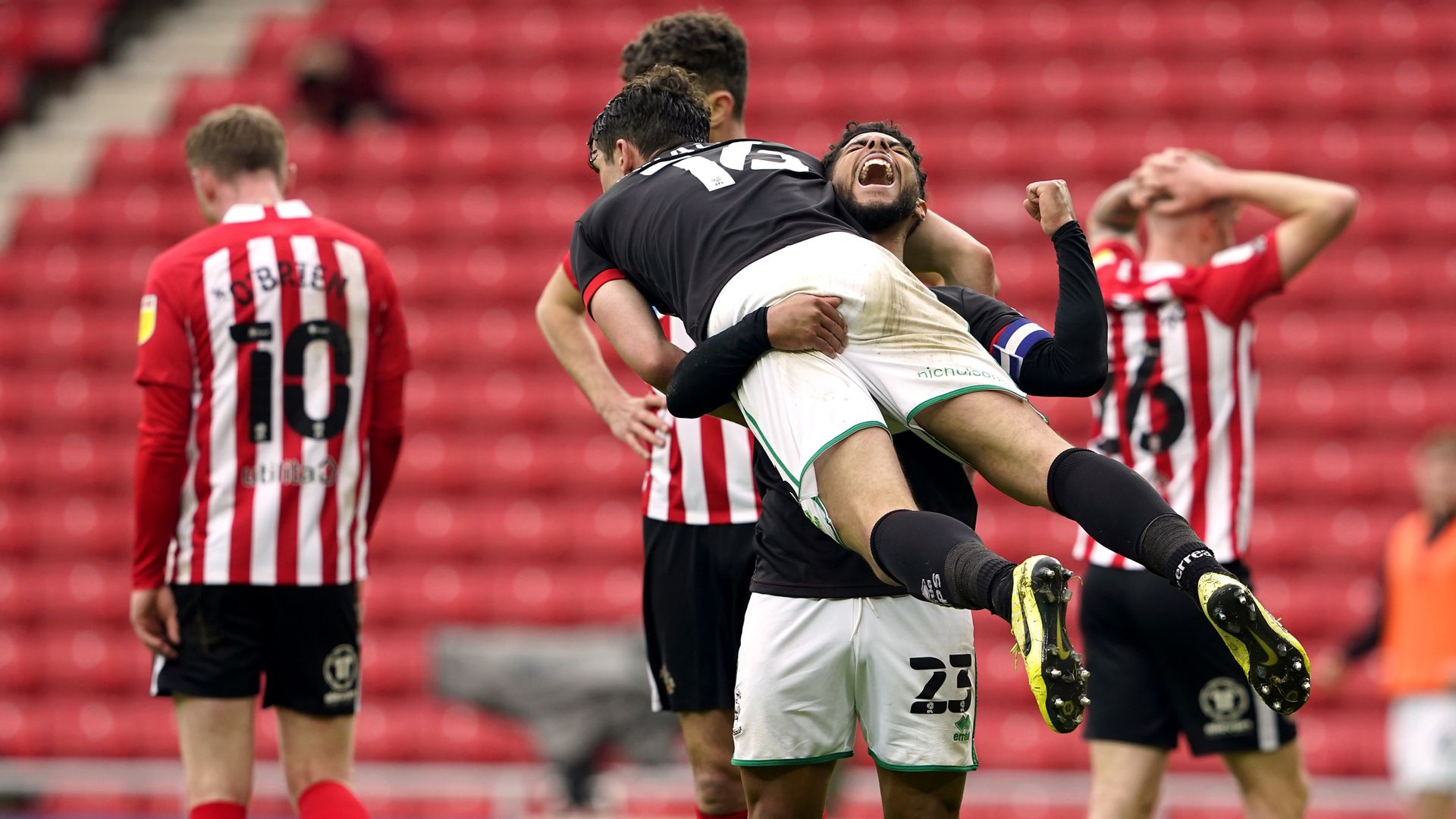 Lincoln edge Sunderland to reach L1 final