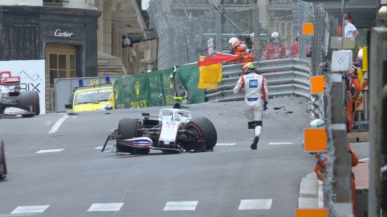 在摩纳哥大奖赛前的第三次练习中，米克·舒马赫冲出了卡西诺广场!