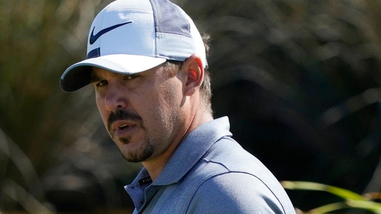 Brooks Koepka tuvo un comienzo impactante pero se recuperó para disparar a los 69 