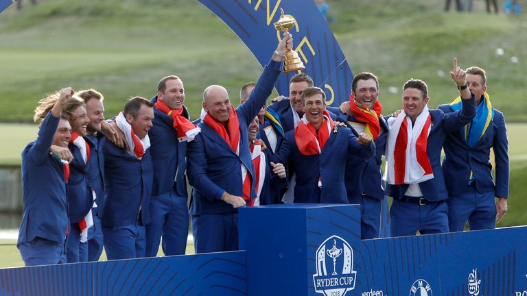 Le capitaine de l'équipe européenne Thomas Bjorn brandit le trophée après avoir mené l'Europe à la victoire en 2018