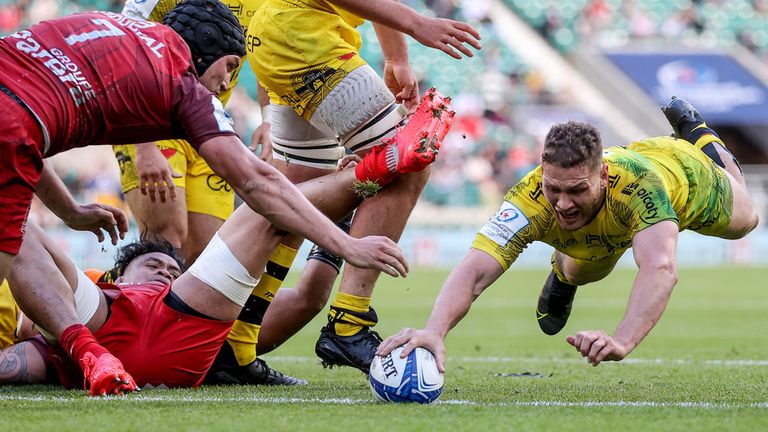Tawera Kerr-Barlow gave La Rochelle late hope with a try, but their 14 men would fall short 