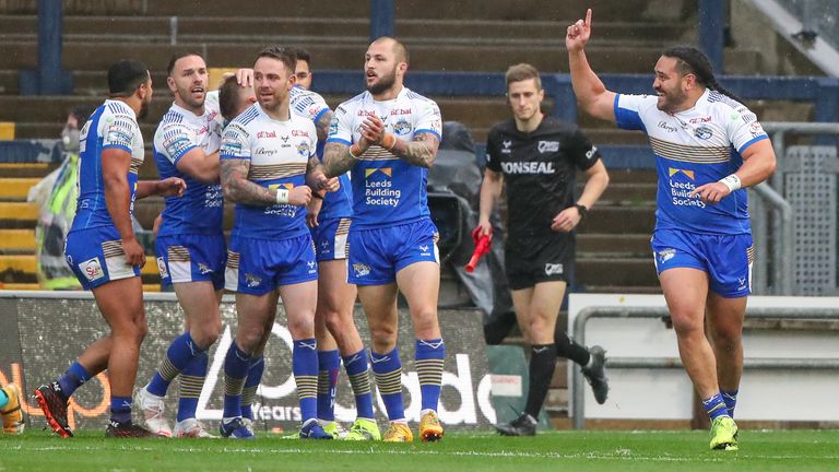 Leeds player celebrate Liam Sutcliffe's try