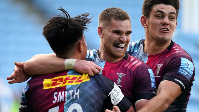 Marcus Smith and team-mates celebrate Harlequins' last-minute winner vs Wasps at the Stoop