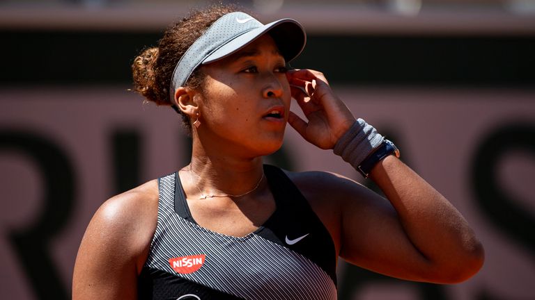 Naomi Osaka a publié une déclaration via ses comptes de médias sociaux lundi soir confirmant qu'elle se retirait de Roland-Garros