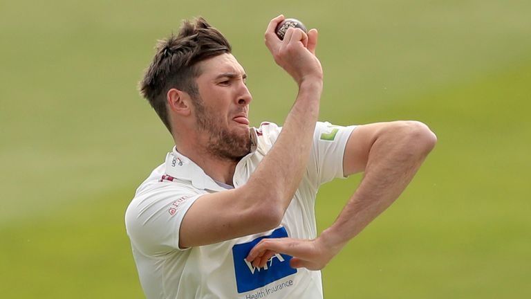 Craig Overton speelde met de club en de bal om Somerset in controle te brengen tegen Hampshire