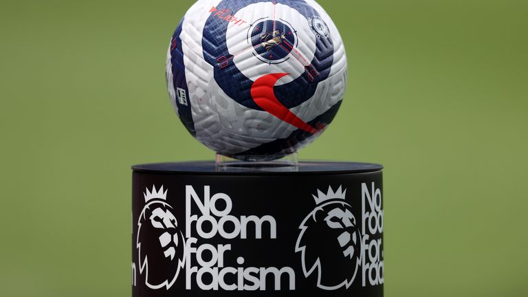 Una encuesta exclusiva de Sky Sports News / YouGov revela lo  que piensan los fanáticos británicos sobre el fútbol y el racismo, con la reacción de la FA, el capitán del Burnley Ben Mee, la policía y Kick It Out