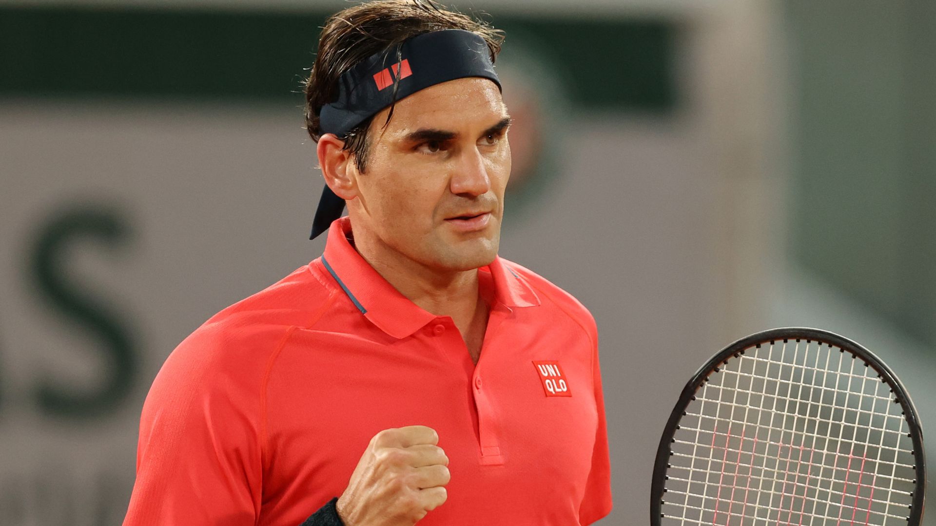 Federer comes through late-night slugfest in Paris