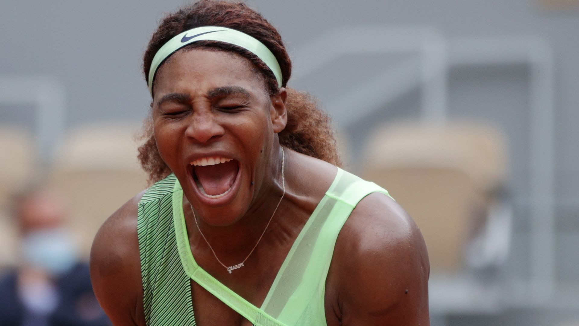 Serena sails through at Roland Garros
