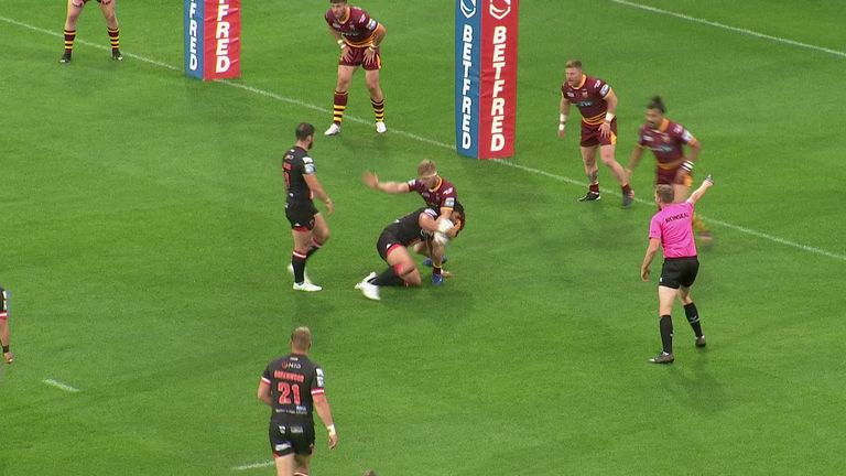 Highlights from the Super League clash between Huddersfield Giants and Salford Red Devils. 