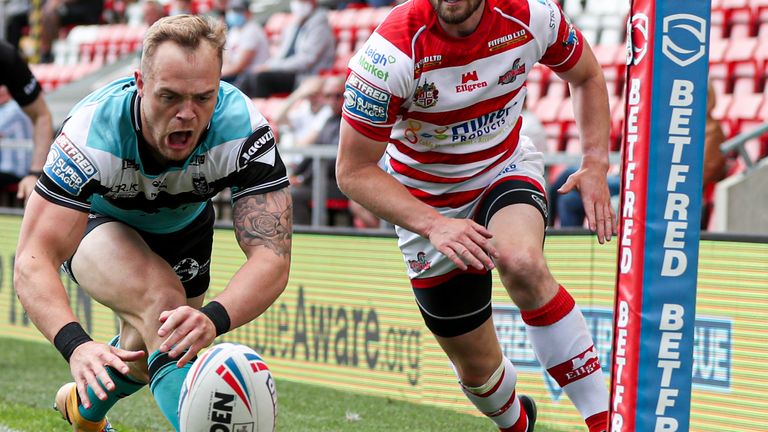  Hull FC's Adam Swift scores a try