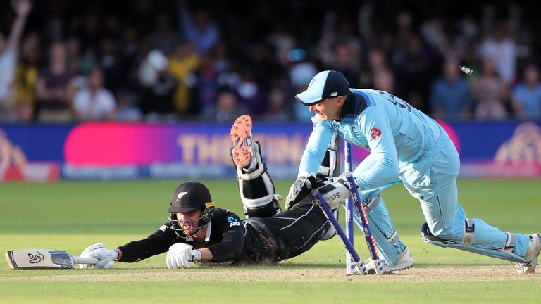 Jos Buttler sort le Néo-zélandais Martin Guptill lors du Super Over pour sceller la victoire de l'Angleterre en Coupe du monde sur la règle du compte à rebours à la frontière