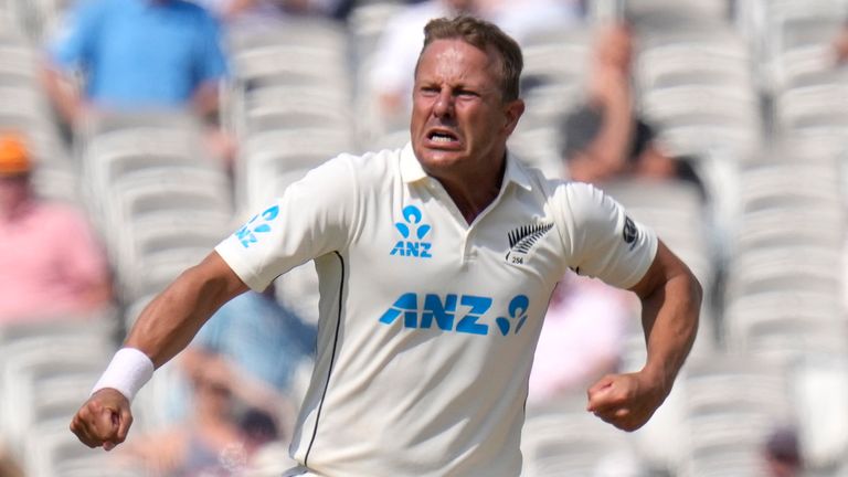 Neil Wagner gave New Zealand hope of victory by dismissing Rory Burns and Joe Root on the final afternoon at Lord's