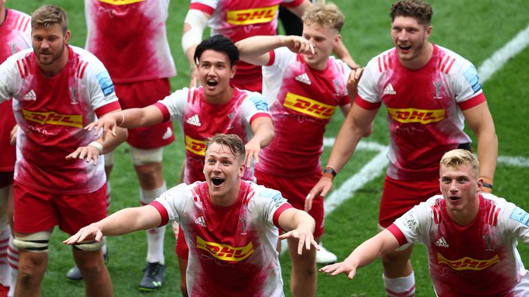 Alex Dombrandt (l) and Jack Kenningham (r) lead the Harlequins celebrations