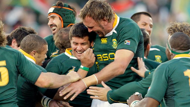 Steyn, the center, reacted to his team members after the winning penalty kick in 2009