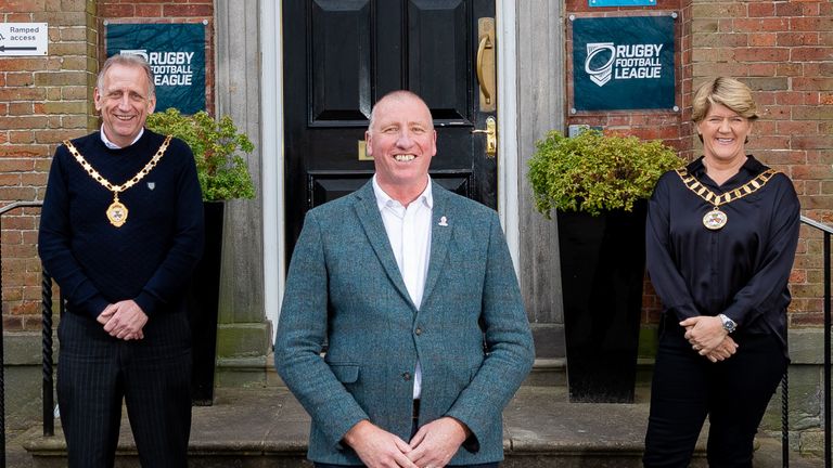 La présidente de RFL Clare Balding (à droite), le vice-président Mike Smith (à gauche) et le directeur général Ralph Rimmer (au milieu) photographiés à l'extérieur de Red Hall, qui a été vendu pour une somme à sept chiffres