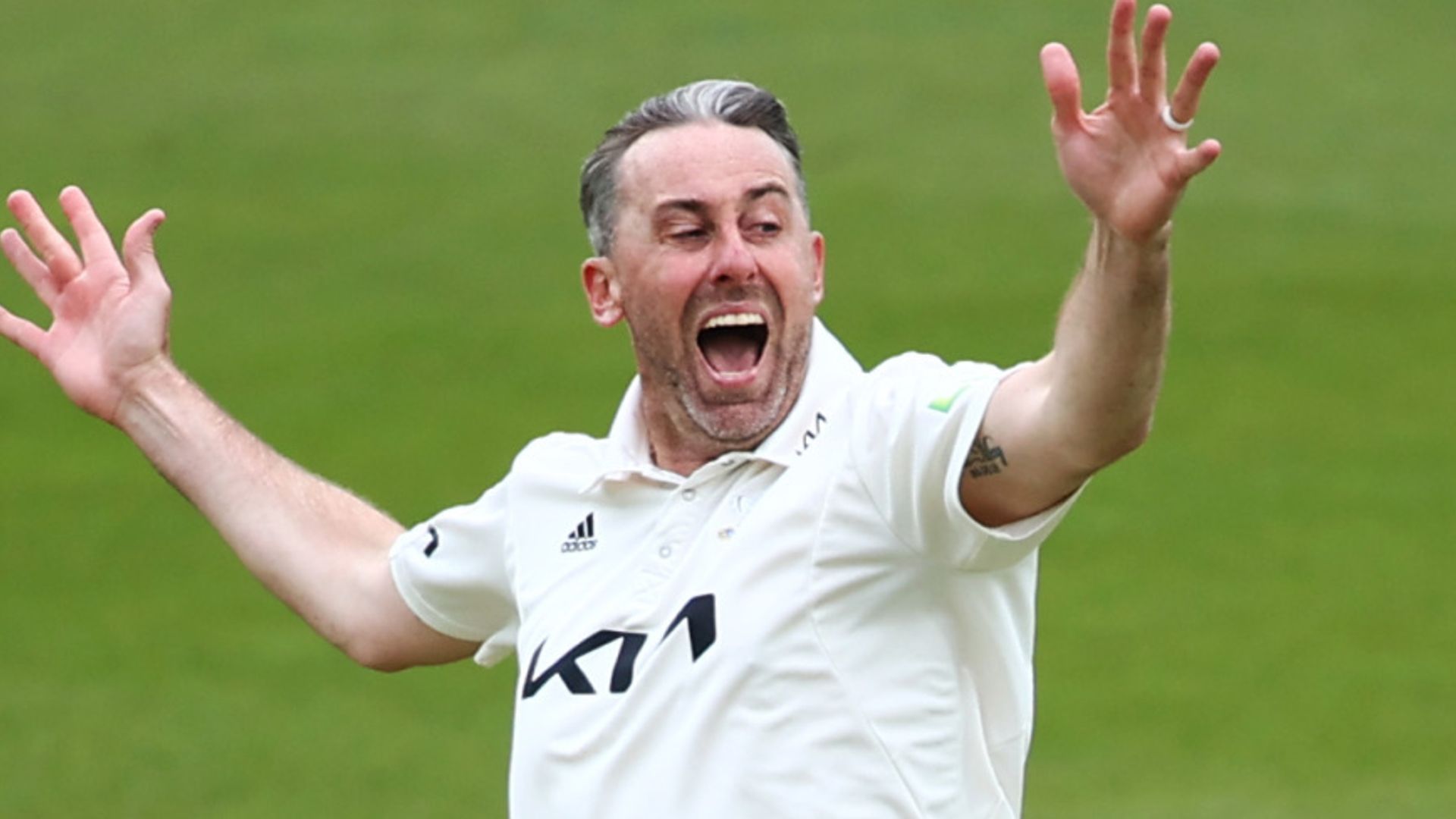 Surrey all-rounder Clarke to retire after 20-year career
