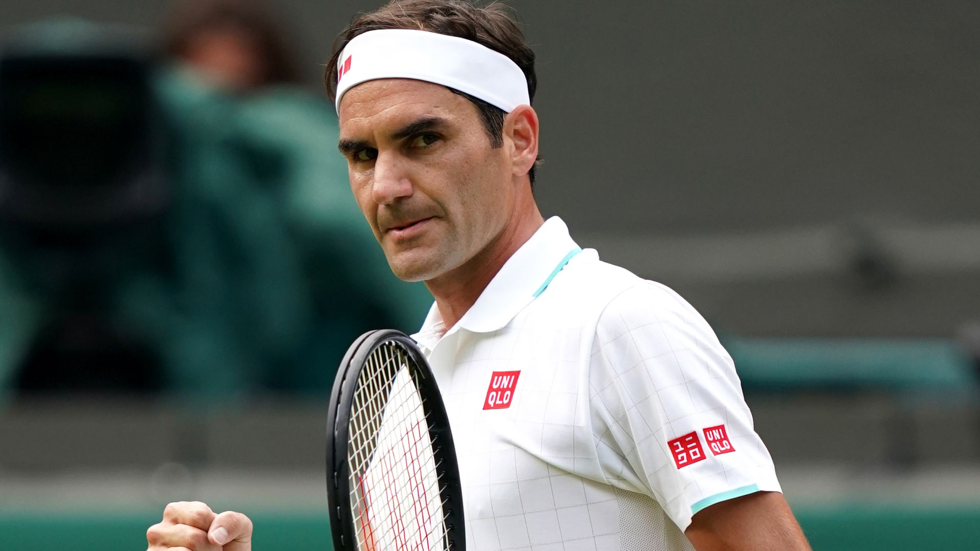 Record-breaking Federer eases past Gasquet