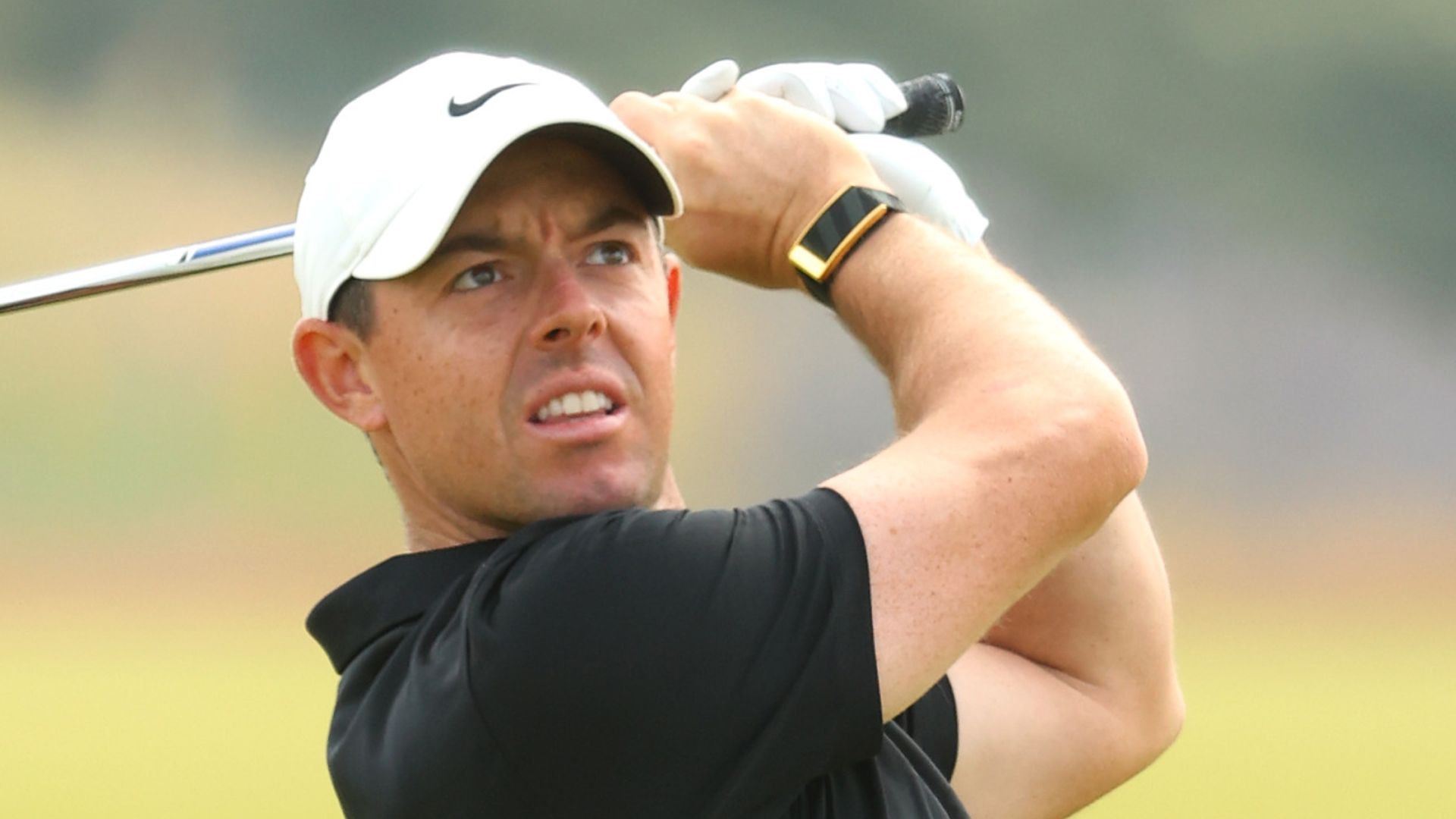 Spectator takes McIlroy's golf club