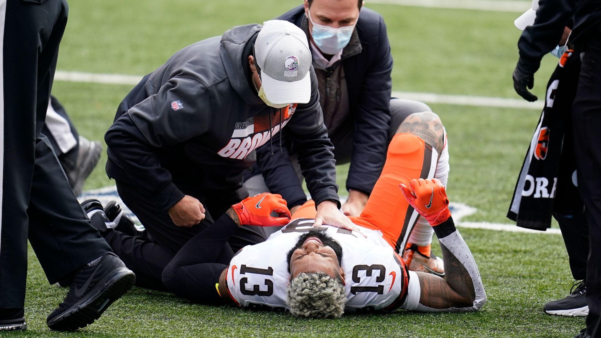 Browns' starting center to miss time following knee surgery