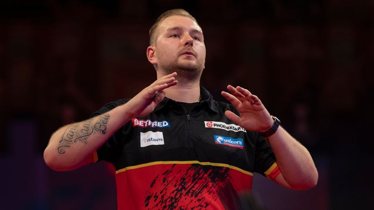 Van den Bergh est resté calme pour punir les fléchettes manquées de Price au double (Image: Lawrence Lustig/PDC)